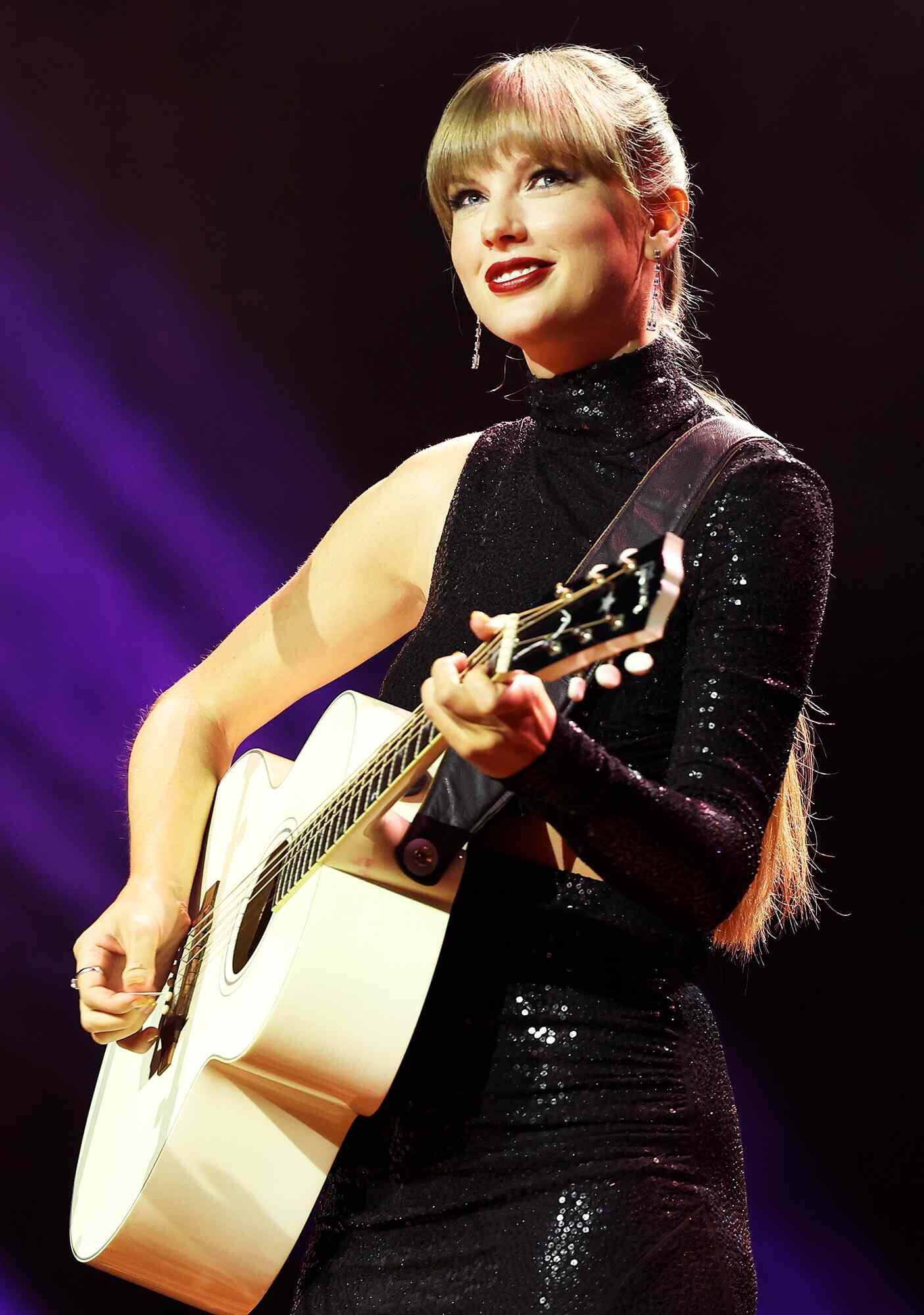 taylor-swift-performs-nashville-songwriter-awards-1-92122-512828fbf94347b39dfe985a758a4c69-8882256